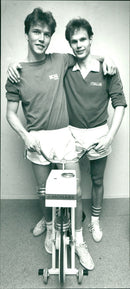 Joe Berg och Pär Bertilsson. IKSU Volleyboll - Vintage Photograph