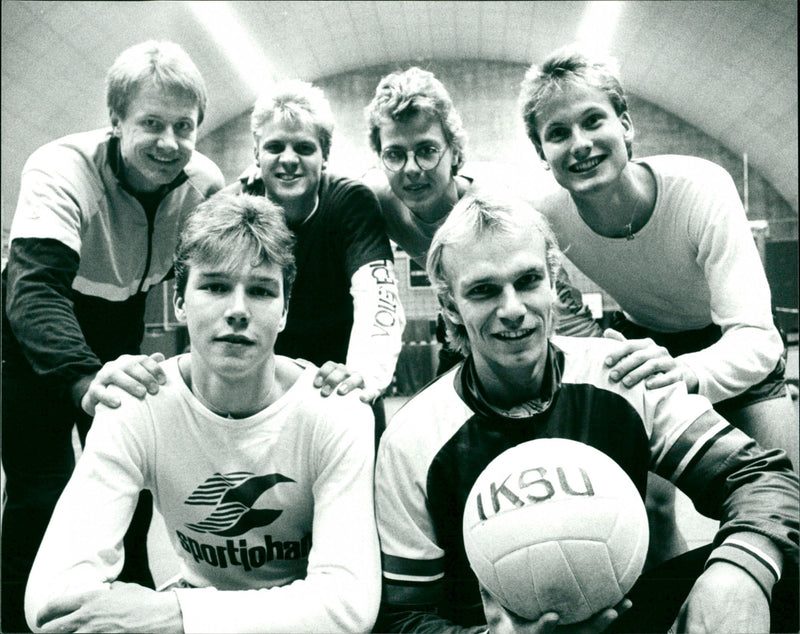 IKSU Volleyboll. Lars Kupsu, Per-Olov Nilsson, Ulf Widmark, Björn Sandell, Per Bertilsson och Markku Alio - Vintage Photograph
