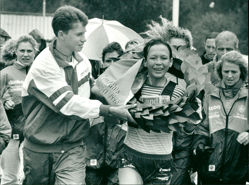 Taina Löjtinen, Skellefteå IF, Vindelälvsloppet, går i mål som segrare - Vintage Photograph