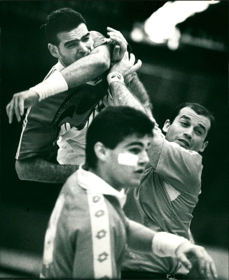 Handbolls-VM. Ahmed el Attar, Egypten, och José Villaldela, Spanien - Vintage Photograph