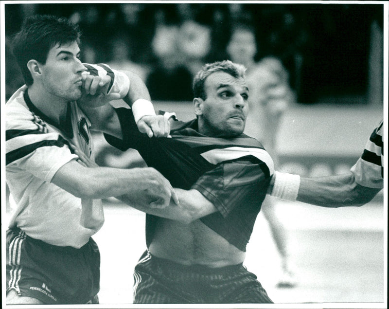 Robert Andersson, svenska handbollslandslaget, och Philippe Gardent, Frankrike - Vintage Photograph