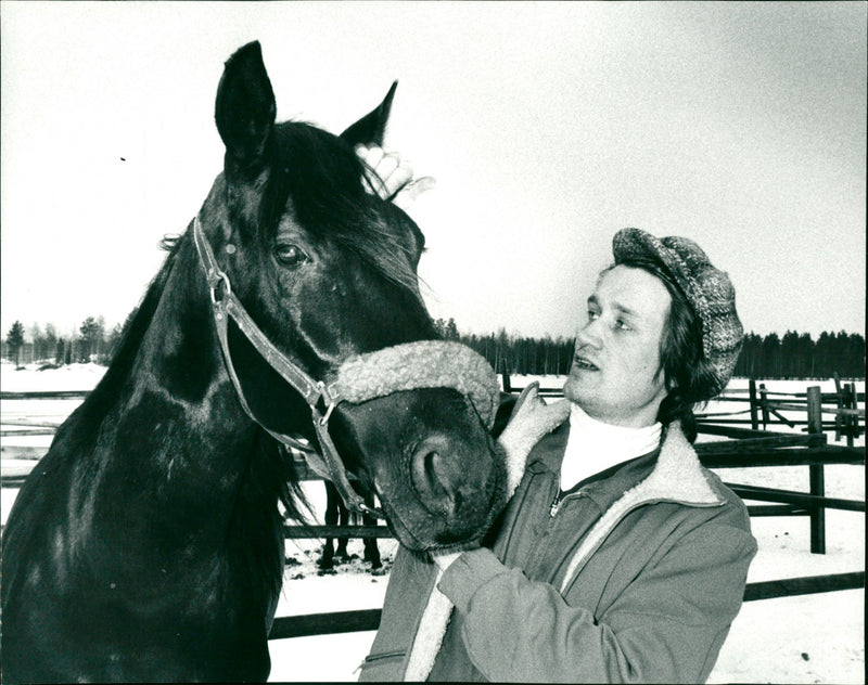 Anders Lindqvist, travtränare, med hästen Lasse Scott - Vintage Photograph