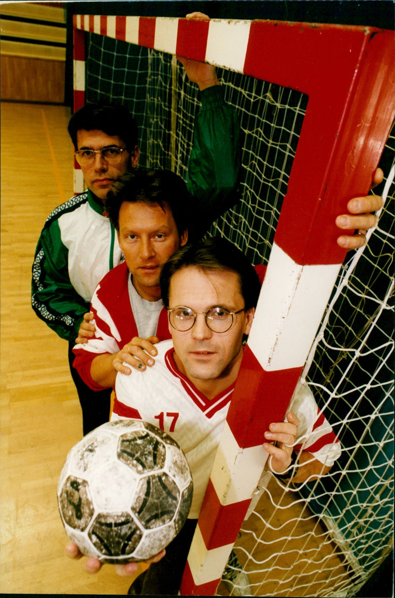 Anders Alahärä, tränare Sävar IK, bakom ses Per Ohlsson och Johan Abtalu - Vintage Photograph