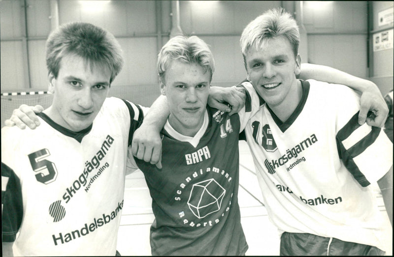 Handboll. Levander och Johan Mockström från NIF och Magnus Lindberg från Sikeå - Vintage Photograph