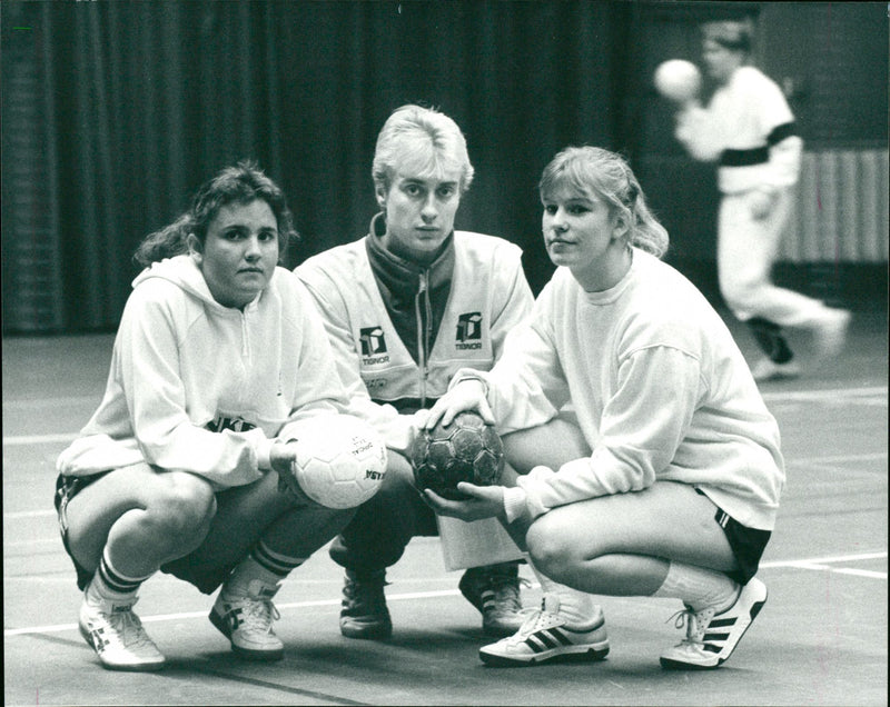 Handboll Juniorlandslag. Camilla Stenberg, förbundskapten Jan Lidén och Ingela Lundberg - Vintage Photograph