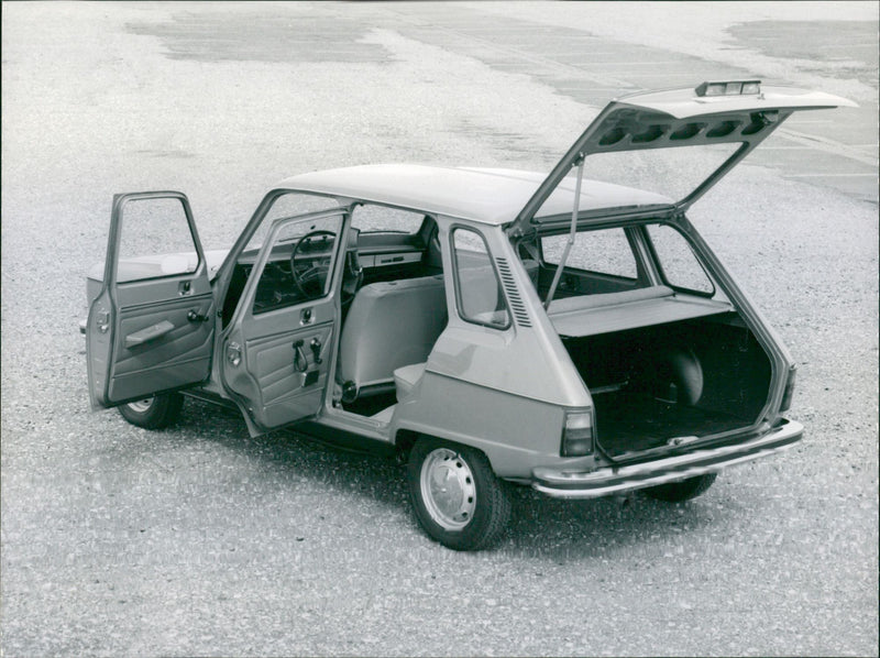 Renault 6/850 - Vintage Photograph