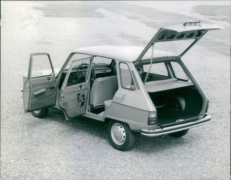 Renault 6/850 - Vintage Photograph