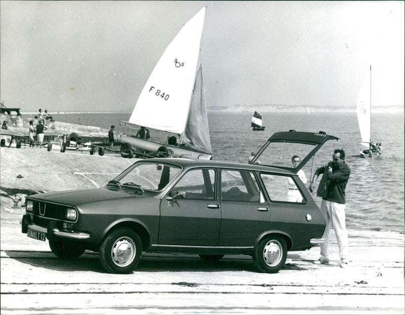 Renault 12 Break - Vintage Photograph