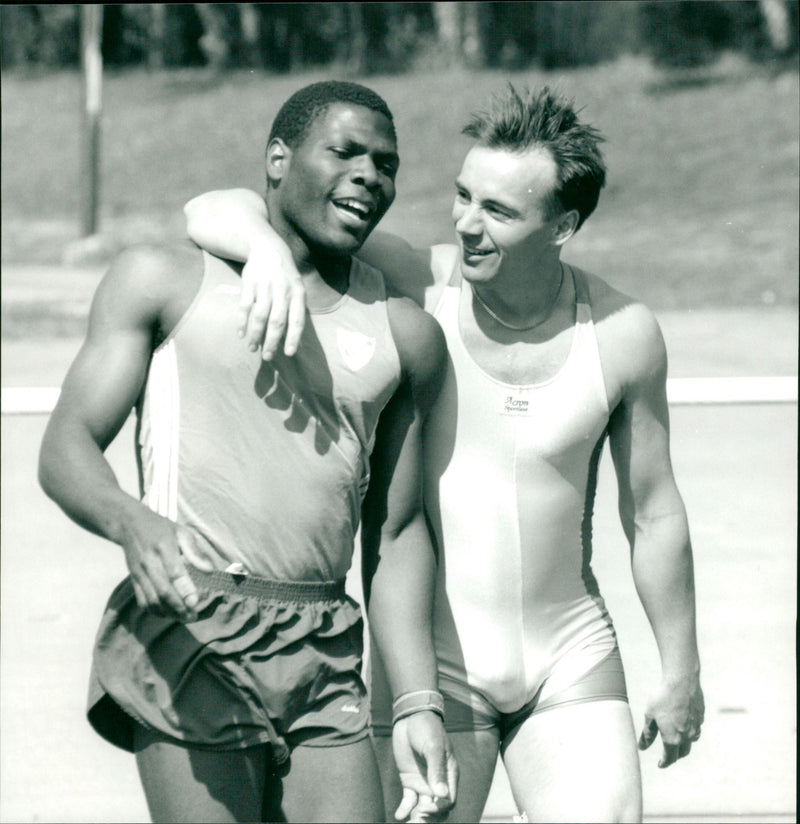 Segraren i 100 m, Simon Karström, Ume FI, tröstar Mattias Berggren, IFK Umeå - Vintage Photograph