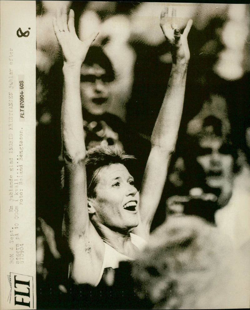 Ingrid Kristiansen jublar efter segern på 10 000 meter - Vintage Photograph