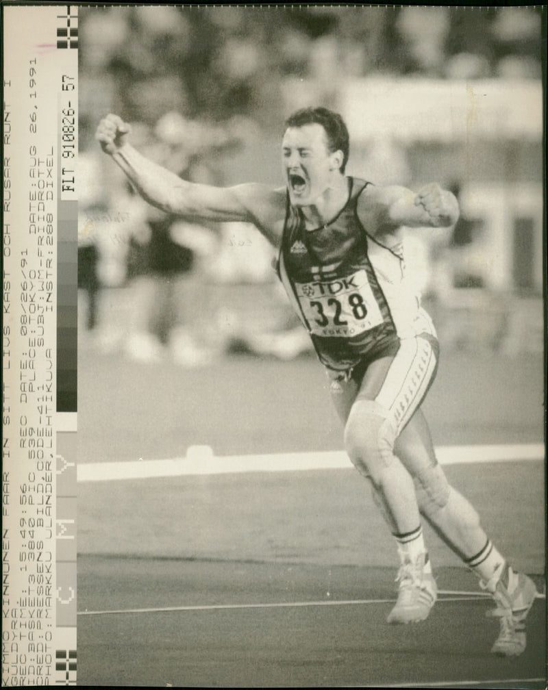 Kimmo Kinnunen tar VM-guld i spjut vid VM i Tokyo 1991 - Vintage Photograph