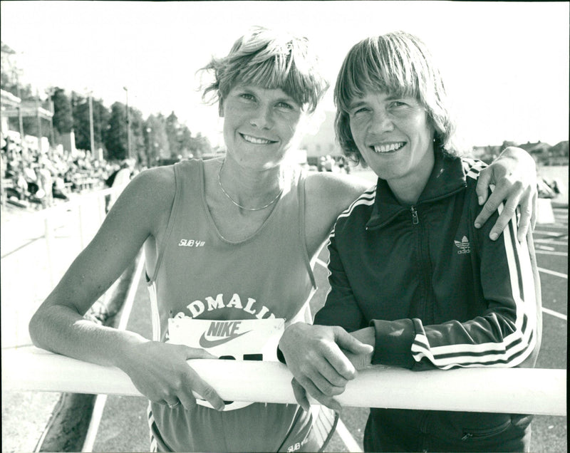 Inger Karlsson, Skellefteå AIK, och Birgit Bringslid, Nordmalings IF, löpning - Vintage Photograph