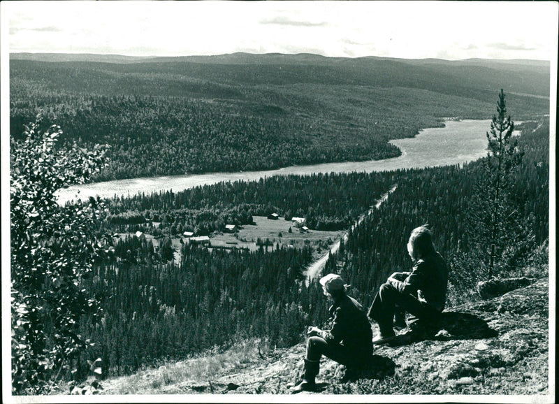 RURAL SHELF SITTING PEOPLE RURAL TO PICTURE FOLDER NATURE - Vintage Photograph