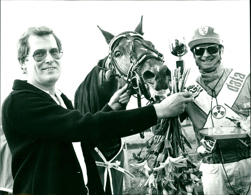 Hästen Goldhorse med ägaren Jan Sandström och tränaren Jan-Erik Eriksson - Vintage Photograph