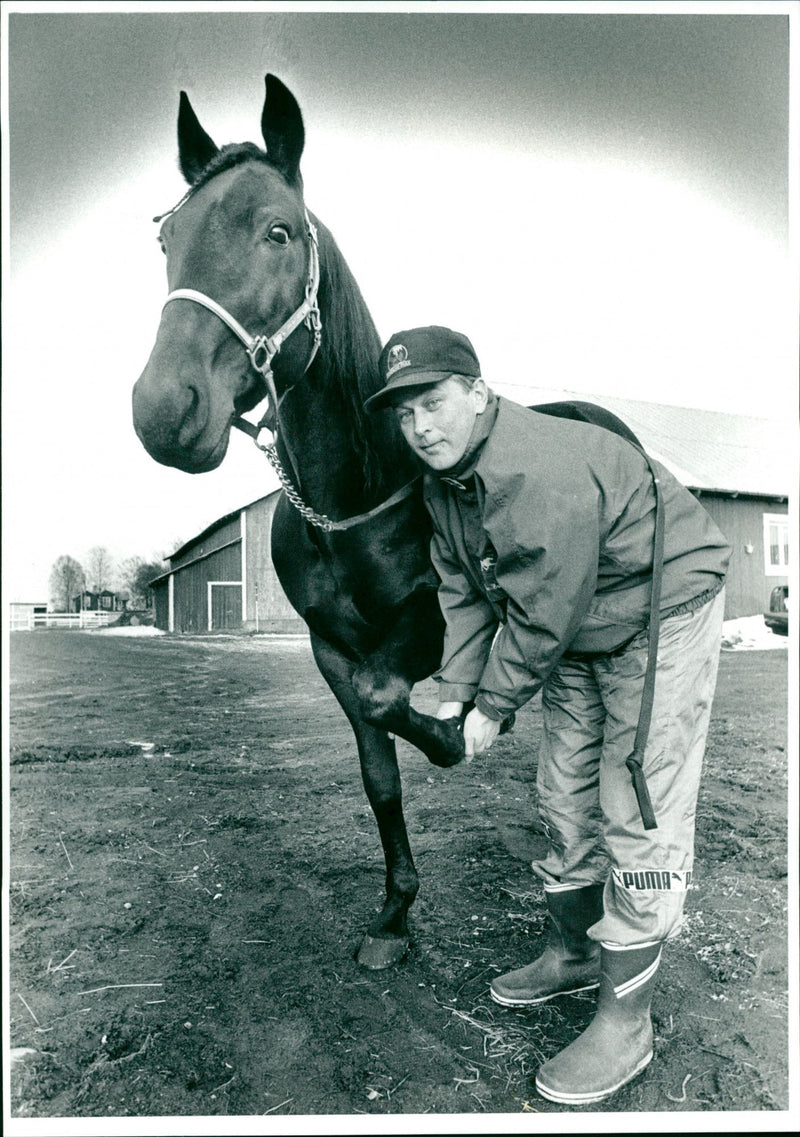 Jan-Erik Eriksson, travkusk, med skadad häst Imitation - Vintage Photograph