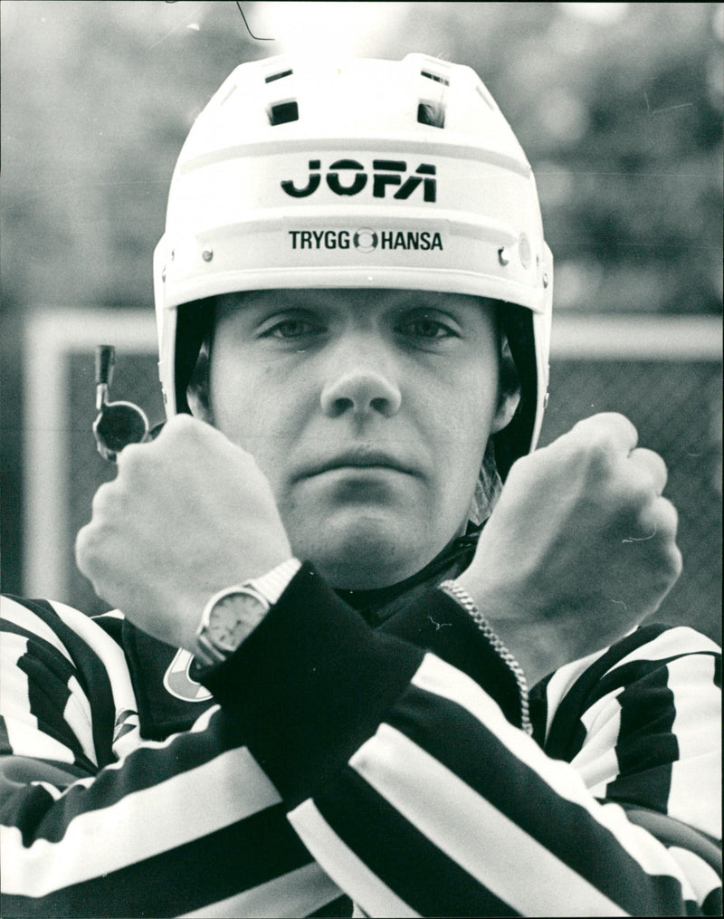 Lars Lindh, ishockeydomare Umeå - Vintage Photograph