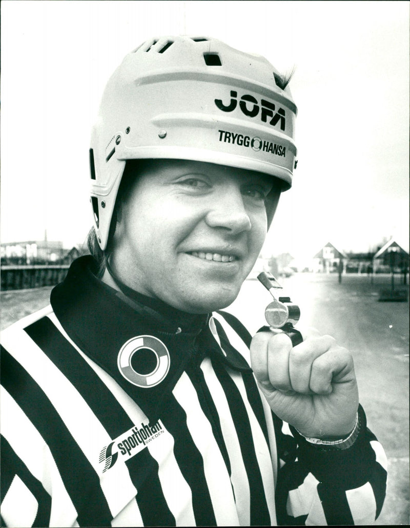 Lars Lindh, ishockeydomare Umeå - Vintage Photograph