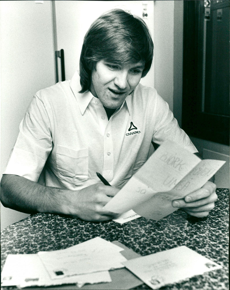 Hans Edlund, ishockey Björklöven, läser beundrar brev - Vintage Photograph