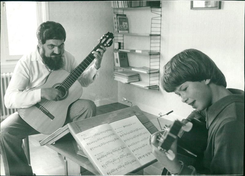 1980 OSHARSSON CARAVE SCHOOL LUGDISELE ARKIV KIS ELEE MUSIC GUNUAR SVEN MONA - Vintage Photograph