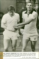 Karl Meiler gratulerar Sveriges Birger Andersson efter segern i Davis Cup - Vintage Photograph