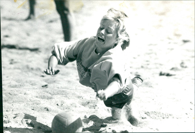 1987 ARK BERGSHRINE BETTNESBUD GUARDS FIAT TUSH MAYBELL VKS KEYBALL SOFRA BEACH - Vintage Photograph