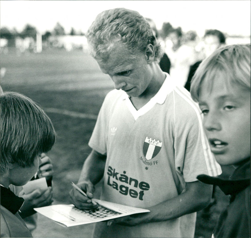 Anders Palmér, Malmö FF, skriver autografer - Vintage Photograph