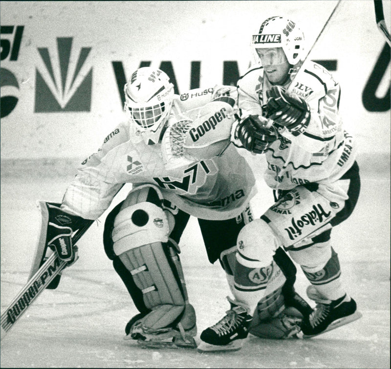 Patrik Sundström, Björklöven, attack mot målvakten Peter Åslén, HV 71 - Vintage Photograph