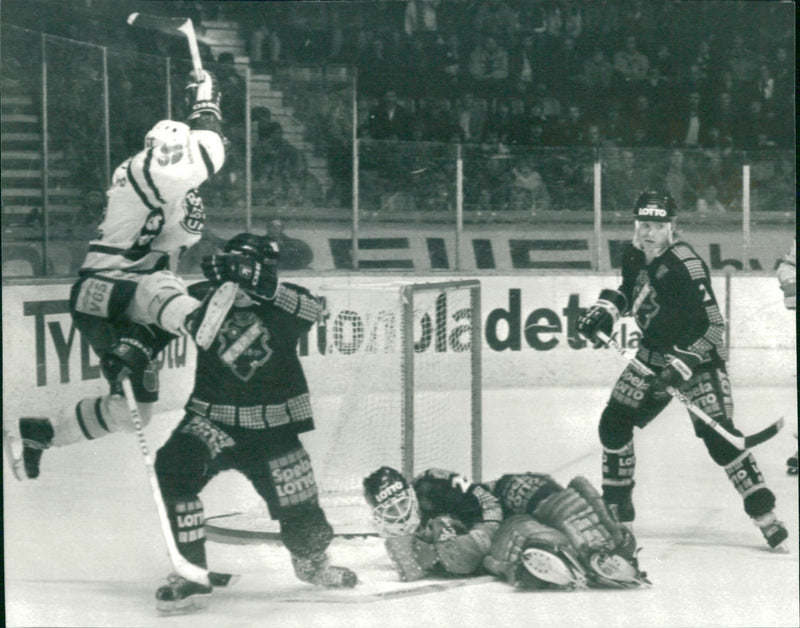 SM-final på Johanneshov, ishockey AIK - Björklöven. Tobba Andersson i luften - Vintage Photograph