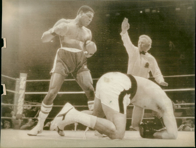 Boxing. Anders "Lillen" Eklund v Frank Bruno. The little one calculated - Vintage Photograph