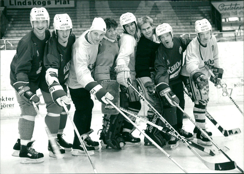 8 Björklöven-spelare i Landslaget, Tre Kronor - Vintage Photograph