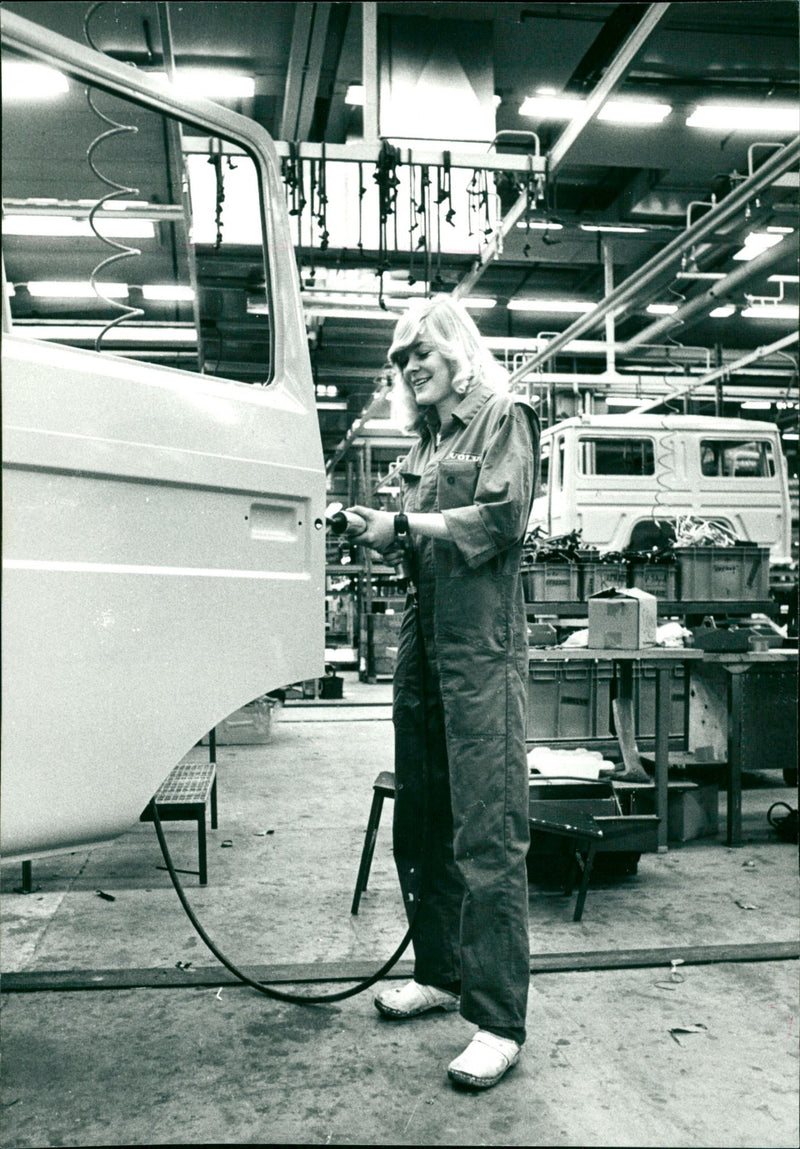 1987 UMEVERKET WOMAN VRIS ARKN MAPPERETES ARKIV COLEO VOLVO AVAILERS UMEVERKEN - Vintage Photograph