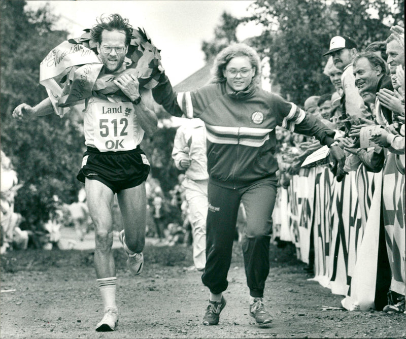 Vindelälvsloppet. Owe Olsson, Kvarnsveden's end man. Kranskulla Ulrika Bertholdsson - Vintage Photograph