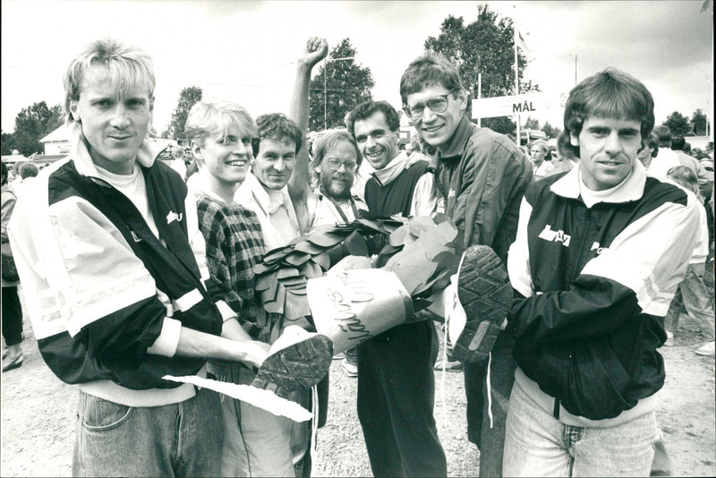 Vindelälvsloppet. The Kvarnsveden GOIF lifts team leader Owe Olsson after the victory - Vintage Photograph