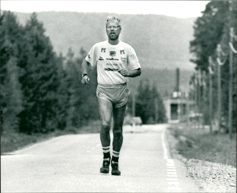 Bertil Järlåker runs the 351 km himself in the Vindelälvsloppet - Vintage Photograph