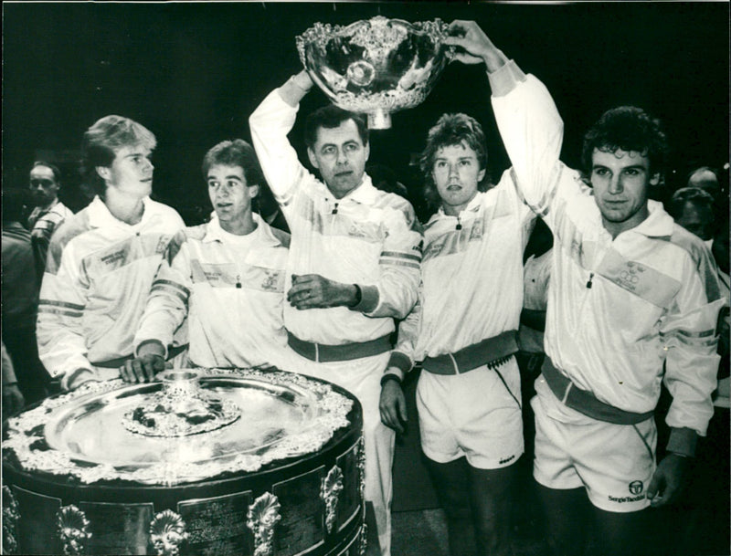 The Swedish Davis Cup team won the final against India. Stefan Edberg, Anders Järryd, Hans Olsson, Joakim Nyström and Mats Wilander - Vintage Photograph