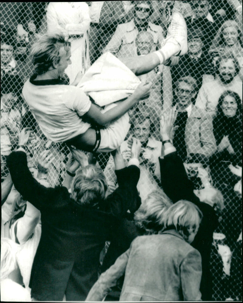 Tennisspelare hissas. Tennisgenre bild - Vintage Photograph