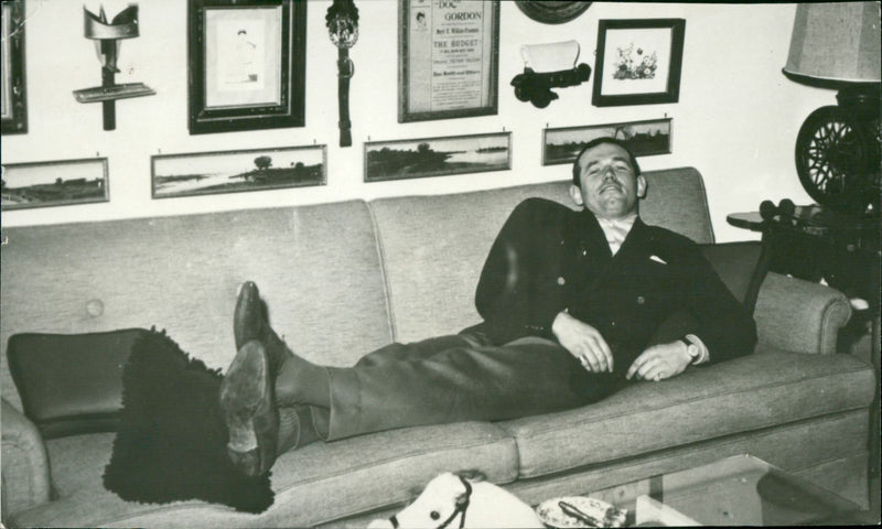 Ingemar Johansson is resting on the sofa - Vintage Photograph