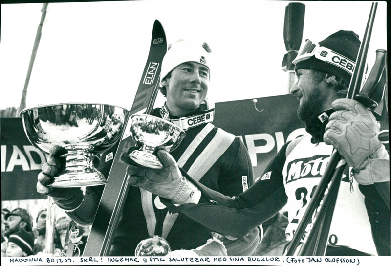 Skål! Ingemar Stenmark och Stig Strand med sina troféer - Vintage Photograph