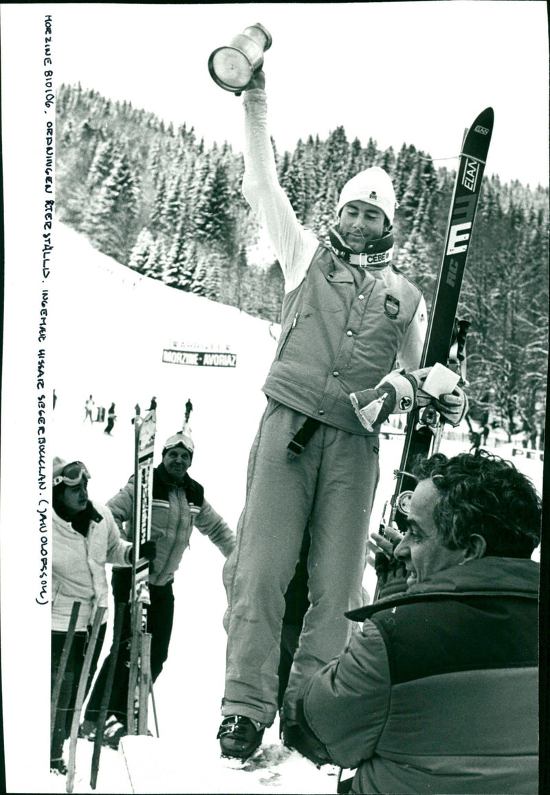 Ingemar Stenmark med segertrofén i Morzine - Vintage Photograph