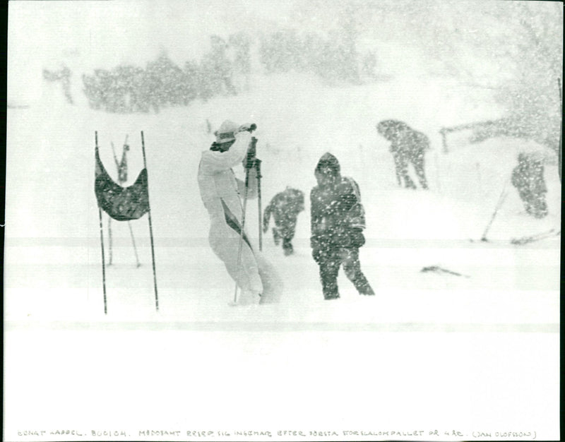 Ingemar Stenmark reser sig efter fallet i storslalom i Ebnat-Kappel - Vintage Photograph