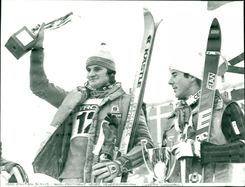 Paul Frommelt höjer segerbucklan. Ingemar Stenmark till höger - Vintage Photograph