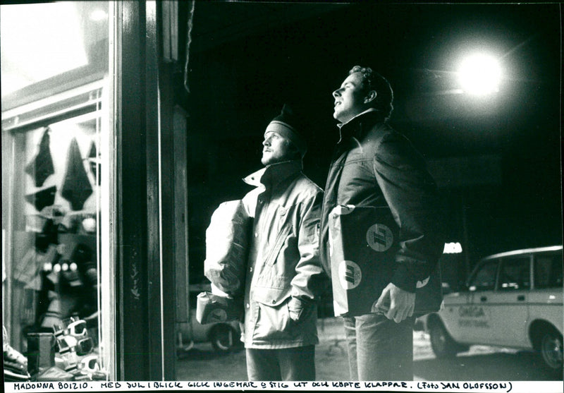 Stig Strand och Ingemar Stenmark handlar julklappar i Madonna di Campiglio - Vintage Photograph