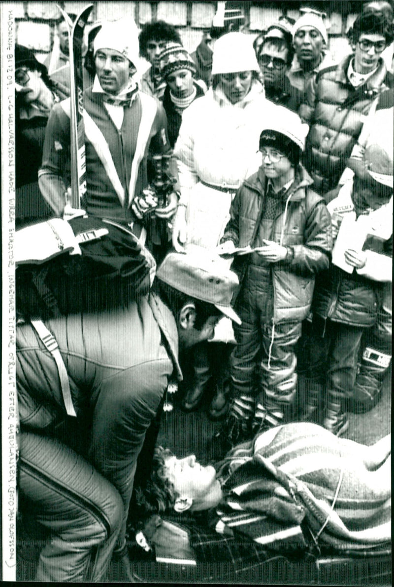 Lars-Göran Halvarsson had severe pain. Ingemar Stenmark looks impatiently for the ambulance - Vintage Photograph