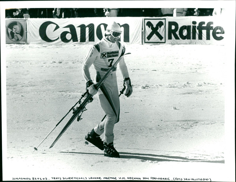 Ingemar Stenmark lämnar arenan i Schladming med silvermedalj - Vintage Photograph