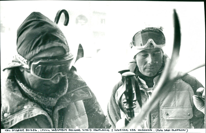 Jurij Vogelnick och Ingemar Stenmark packar för Madonna i full snöstorm - Vintage Photograph