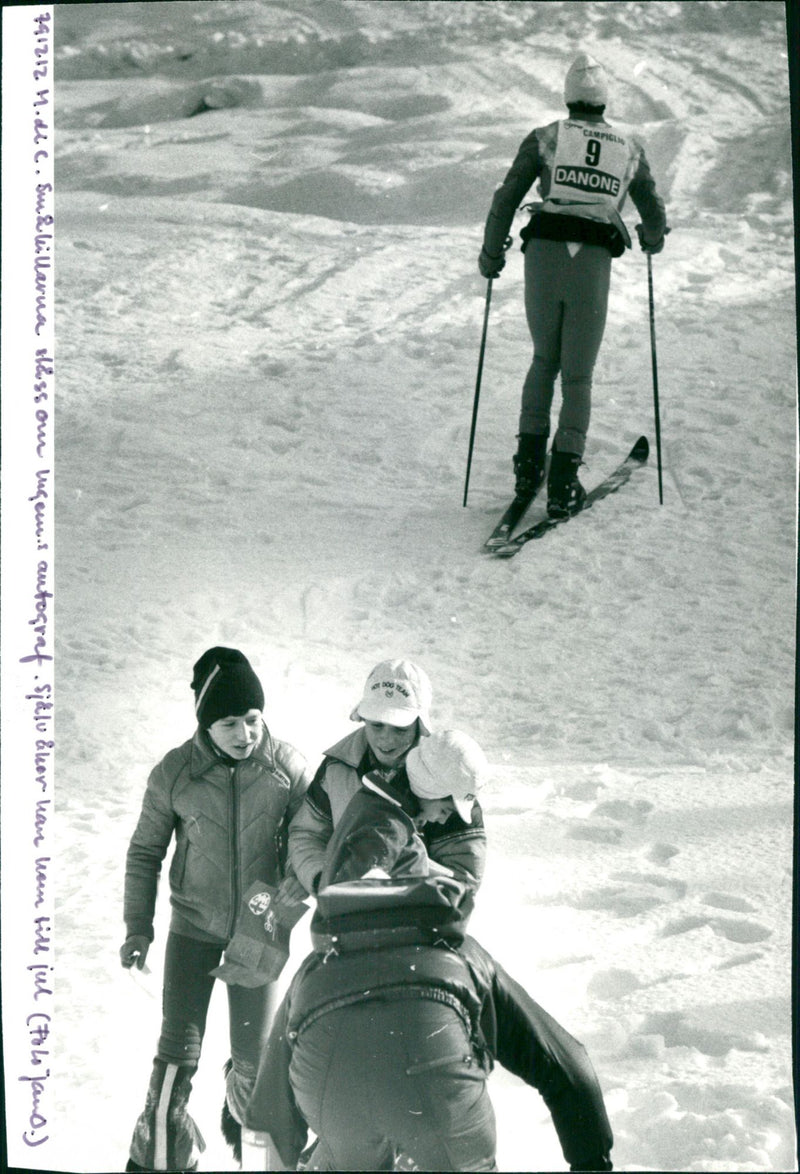 Småkillarna slåss om Ingemar Stenmarks autograf i Madonna di Campiglio - Vintage Photograph