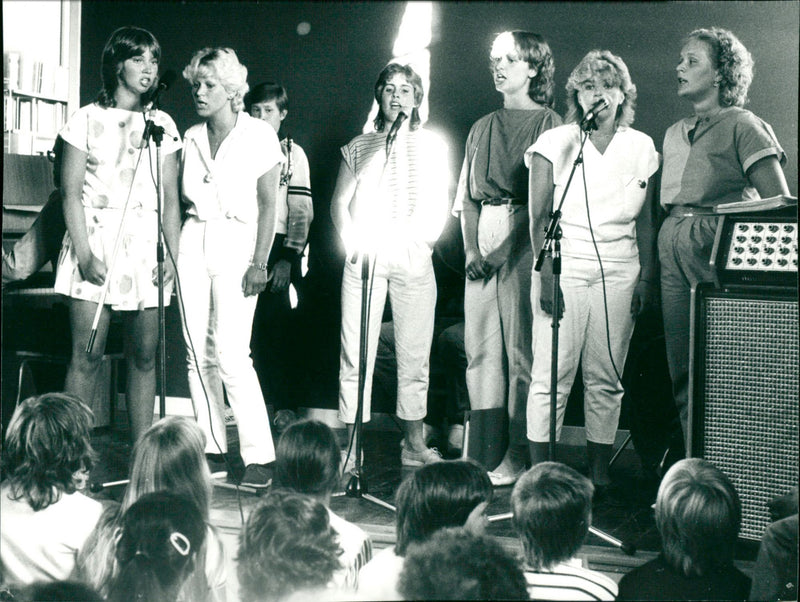 1983 MUSIC LOCAL GROUPS SANDSTROM ANN AND JUU VICEDELE RYDMAN SAUQ WIKLUSE ASTRI - Vintage Photograph
