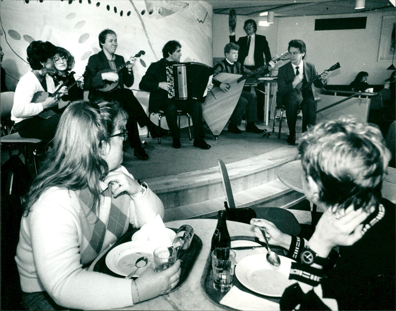 1989 PEOPLE GASTAR GROUP ARCHIVE CAFE THEATER SHELF FOCH MUSIC RUSSIAN FOLDER RYSH - Vintage Photograph