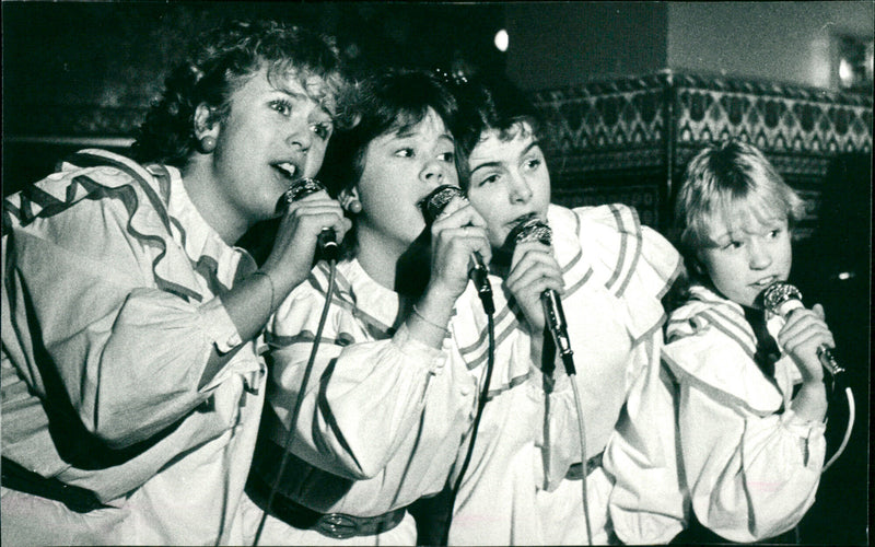 1983 MUSIC LOCAL GROUPS LUND MITS ESMAILED WINTER CAMI BAG RAULAND TOTO TIPS VAM - Vintage Photograph