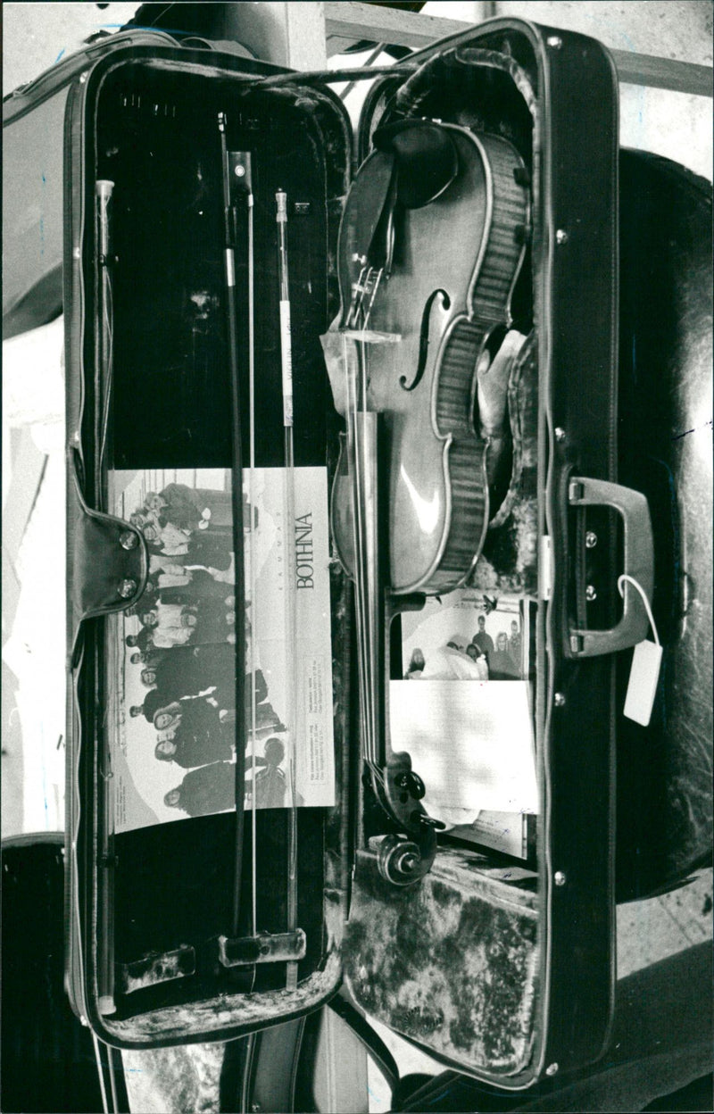 1993 MUSIC INSTRUMENTS INCLUDING MAPPA FIOLLADA VIOLIN VIC - Vintage Photograph